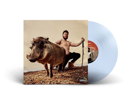 Matuê, ein Oberkörper-freier Mann mit Schwert neben einem Warzenschwein auf rauem Boden. Weiße Vinylscheibe sichtbar.