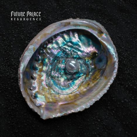 Text: "Future Palace Resurgence". Eine schimmernde Muschel mit einer Perle auf dunklem Hintergrund.