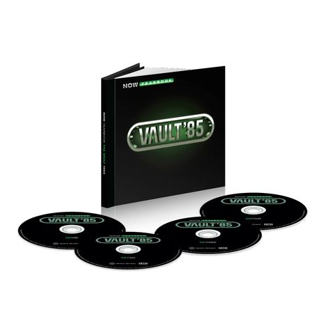 "Now Yearbook Vault '85", ein schwarzes Buch mit vier dazugehörigen CDs, die als "CD One" bis "CD Four" beschriftet sind.