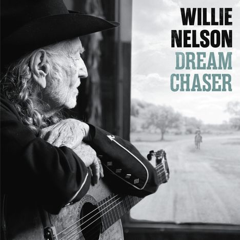 Texte: "WILLIE NELSON", "DREAM CHASER". Eine ältere Person schaut aus einem Fenster, hält eine Gitarre.