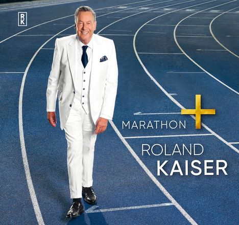 "MARATHON + ROLAND KAISER" in Weiß und Gold. Ein freundlich lächelnder Mann im weißen Anzug läuft auf einer blauen Laufbahn.