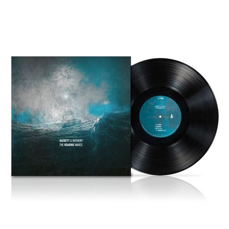 „HACKETT & ROTHERY, THE ROARING WAVES“. Albumhülle mit stürmischer See und Vinyl-Schallplatte daneben.