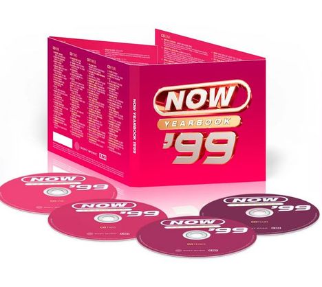 "NOW Yearbook '99" in großen Buchstaben auf einer roten Verpackung; CDs mit gleichem Textmotiv daneben.