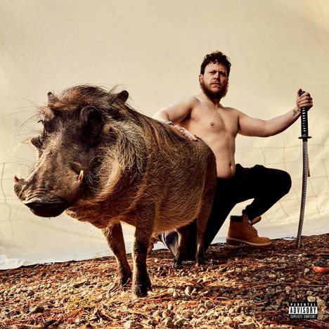 Text: "Parental Advisory Explicit Content." Ein Mann mit Schwert und Warzenschwein auf steinigem Boden vor hellem Hintergrund.