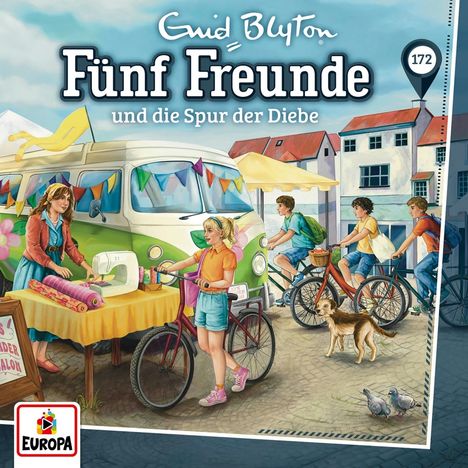 „Fünf Freunde und die Spur der Diebe“. Kinder mit Fahrrädern vor einem bunten Verkaufsstand, ein Hund und Tauben.