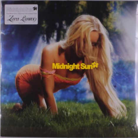 Oben steht "Zara Larsson". In der Mitte "Midnight Sun". Eine Frau mit langem blondem Haar kniet auf Gras.