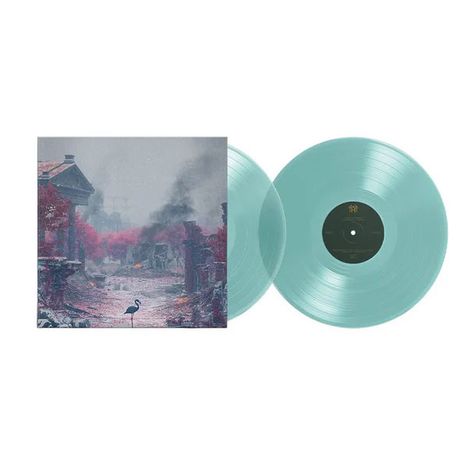 Zwei transparente blaue Schallplatten, daneben ein Cover mit verfallener Landschaft und einem stehenden Vogel im Vordergrund.