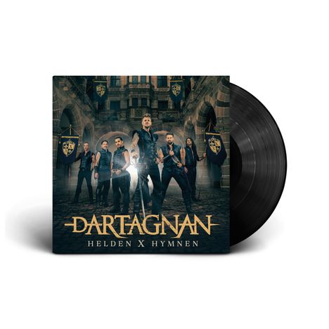 „DARTAGNAN – Helden X Hymnen“ steht auf einem Albumcover. Sieben Personen posieren vor einer historischen Kulisse.