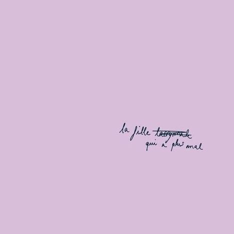 Handschrift: "la fille qui a plus mal", das Wort "tourne" ist durchgestrichen, auf einem hellvioletten Hintergrund.