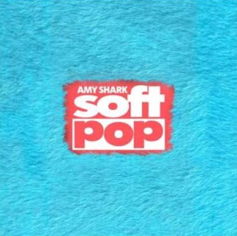 Text "AMY SHARK soft pop" auf rotem Hintergrund, umgeben von flauschigem, hellblauem Muster.