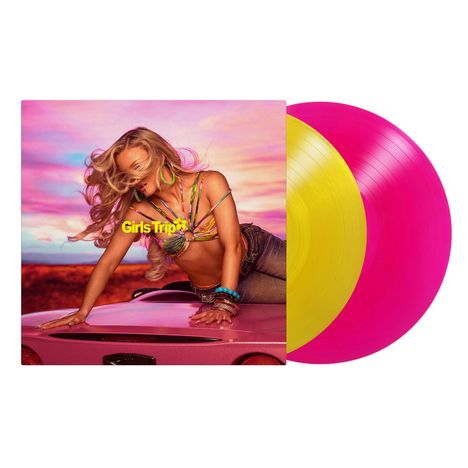 Der Text "Girls Trip" erscheint vor einem Sonnenuntergang. Eine Frau posiert auf einem pinken Auto. Daneben bunte Vinylplatten.