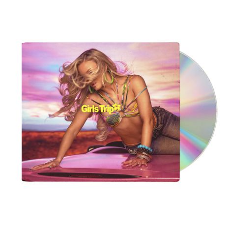 Text: "Girls Trip" in gelber Schrift. Eine Frau mit langen Haaren lehnt sich über ein Auto, Sonnenuntergang im Hintergrund.