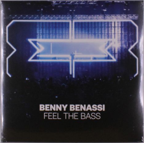 "Benny Benassi, Feel the Bass"; bläuliches Bühnenlicht, schemenhaftes Publikum, betont elektronische Atmosphäre.