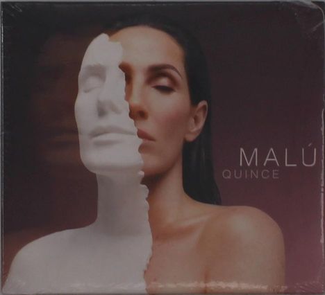 Text: "MALÚ QUINCE". Eine Frau mit geschlossenen Augen, Gesicht teils hinter einer zerbrochenen weißen Maske.
