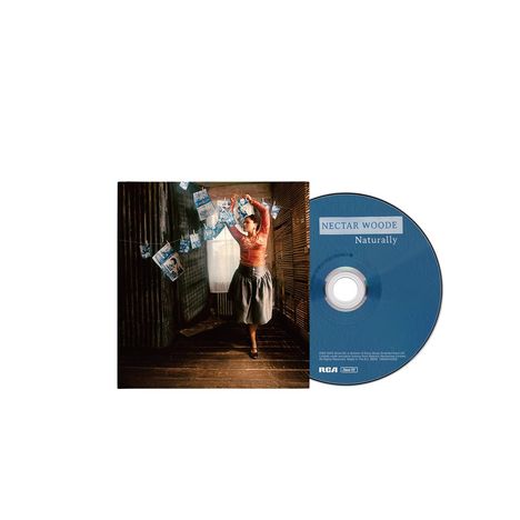 Text: "NECTAR WOODE Naturally". Eine Frau tanzt in einem Raum, Fotos hängen an einer Leine.