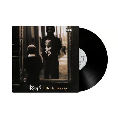 Albumcover mit Text: "KoЯn Life Is Peachy". Kind schaut in einen Spiegel, dunkle Stimmung. Schallplatte sichtbar.