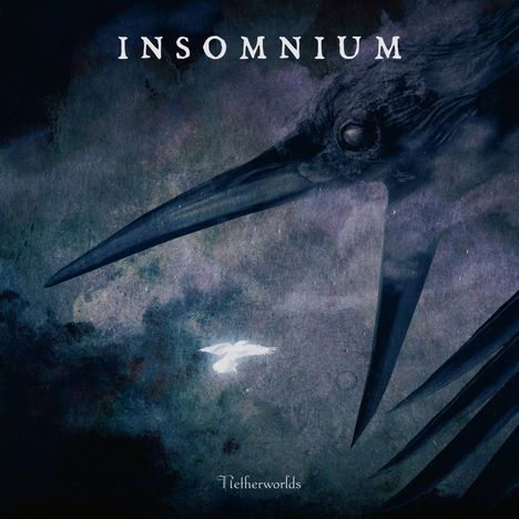 „INSOMNIUM“, „Netherworlds“; dunkler Himmel, großer Rabe links, weiße Taube fliegt unten.