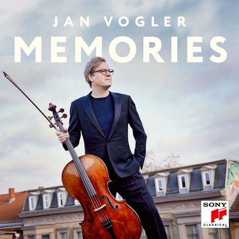 Oben steht: "Jan Vogler, Memories". Ein Mann im Anzug hält ein Cello, dahinter ein Dach. Rechts unten ist ein Logo.