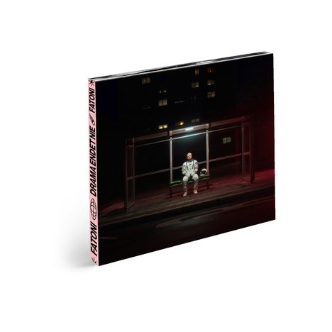 "DRAMA ENDET NIE FATONI" auf rosa Rand. Ein Astronaut sitzt nachts auf einer beleuchteten Bank an einer verlassenen Bushaltestelle.