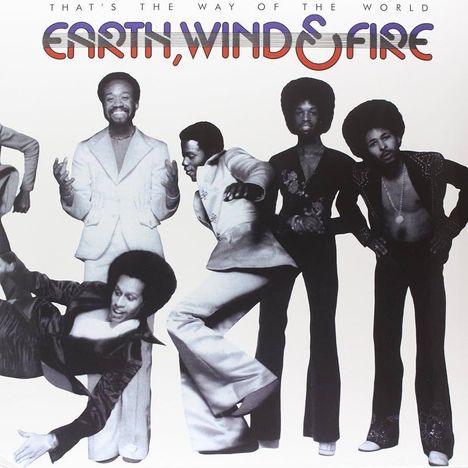 Oben steht: "THAT'S THE WAY OF THE WORLD", darunter "EARTH, WIND & FIRE". Stilvolle Menschen in 70er-Outfits posieren.