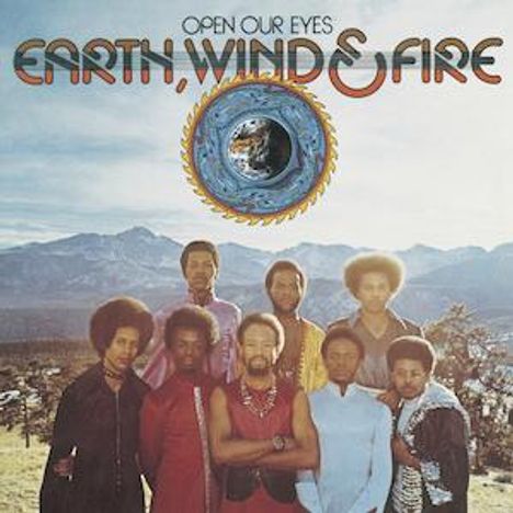 "Open Our Eyes" – Earth, Wind & Fire. Acht Personen stehen vor einer Bergkulisse, sie tragen bunte Kleidung.