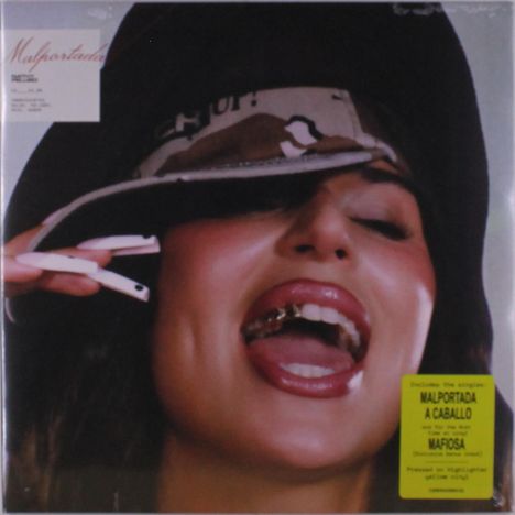 Gelber Aufkleber: "Includes the singles MALPORTADA, A CABALLO, MAFIOSA". Frau mit Hut und breitem Lächeln.