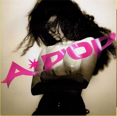 Text "A*POP" in pinker Schrift, Frau mit lockigem Haar, Arme verschränkt vor dem Körper.