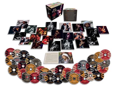 "Bob Dylan The Rolling Thunder Revue: The 1975 Live Recordings. Columbia Records. Foto von Bob Dylan mit Hut und Gitarre."