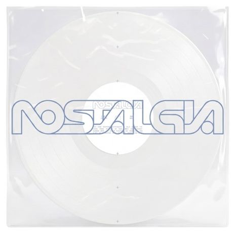 Text: "NOSTALGIA" in großen, blauen Buchstaben. Ein transparentes Vinyl in einer durchsichtigen Hülle.
