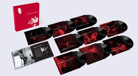 "MILES DAVIS & JOHN COLTRANE" auf rotem Box-Set; neun Schallplatten mit Fotos der Musiker.