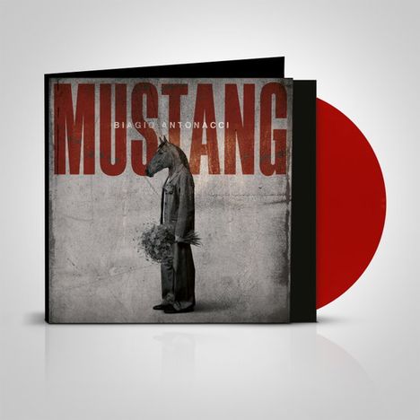 Text: "MUSTANG" in groß, "BIAGIO ANTONACCI" kleiner. Ein Mensch mit Pferdekopf hält einen Blumenstrauß. Rote Vinyl-Schallplatte.