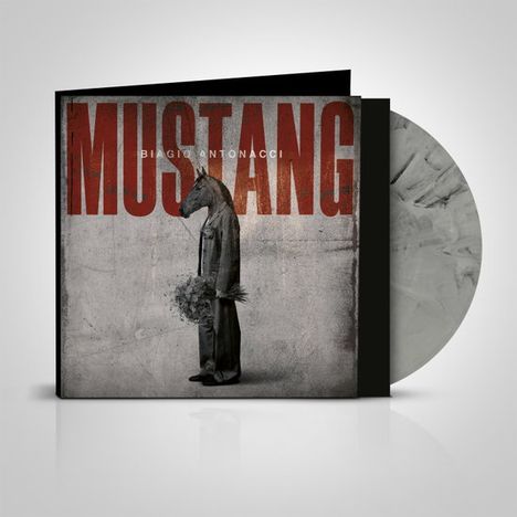 "MUSTANG" in großen roten Buchstaben, darunter "BIAGIO ANTONACCI". Ein Mensch mit Pferdekopf hält Blumen.