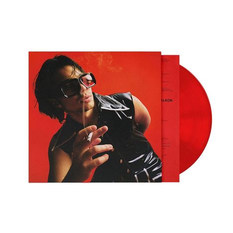 Großer Text: "ALKON". Roter Hintergrund, Person mit Sonnenbrille hält eine Zigarette und trägt eine schwarze ärmellose Weste.