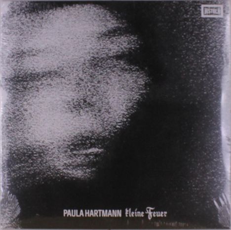 Text "PAULA HARTMANN Kleine Feuer". Unscharfes Gesicht in Körnung. Logo oben rechts.