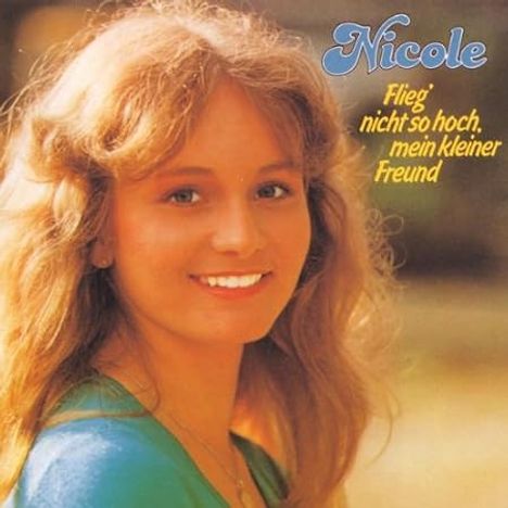 Text: "Nicole", "Flieg' nicht so hoch, mein kleiner Freund", "Der alte Mann und das Meer." 
Frau mit langem Haar lächelt.