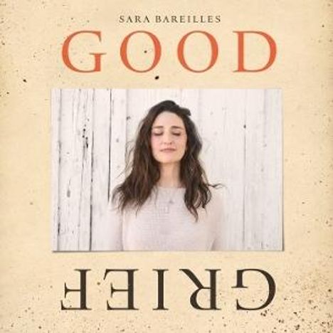 Text: "SARA BAREILLES GOOD GRIEF". Eine Frau mit geschlossenen Augen vor einer weißen Holzwand. Rechteckig angeordnet.