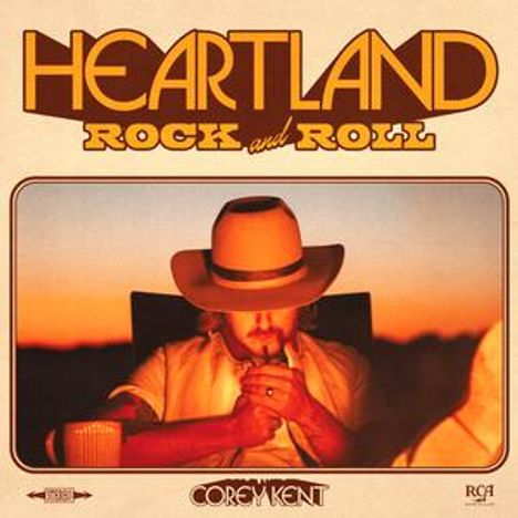 "Heartland Rock and Roll" und "Corey Kent". Ein Mann mit Hut sitzt entspannt, hält eine Tasse, warmes Licht.