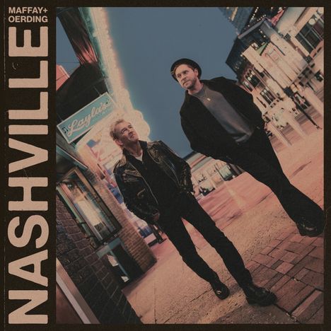„Ein Leben lang ist nicht lang“, „MAFFAY+OERDING NASHVILLE“. Zwei Männer in einer Stadt, leuchtende Schilder im Hintergrund. 