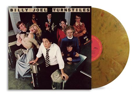 "BILLY JOEL TURNSTILES" oben. Menschen an Drehkreuzen in einem U-Bahn-Setting, eine farbige Schallplatte daneben.