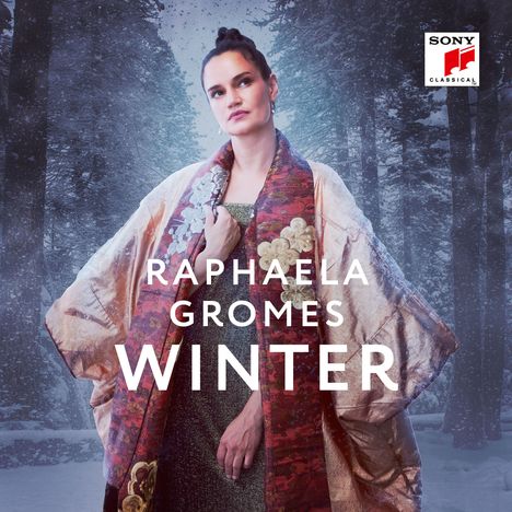 Texte: "RAPHAELA GROMES WINTER". Logo von Sony Classical. Frau in elegantem Mantel vor einem verschneiten Waldhintergrund.