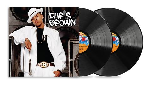 „CHRIS BROWN“ in weißer Schrift, junge Person in weißem Anzug mit Hut, zwei schwarze Schallplatten daneben.