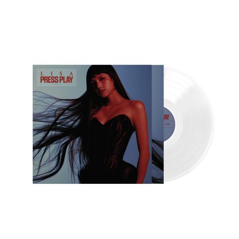 Text: „LISA PRESS PLAY“. Eine Frau mit langen Haaren in einem schwarzen Kleid, daneben eine transparente Schallplatte.
