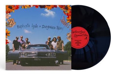 "Euphoria Again & Dayward Tales" in Handschrift. Sieben Personen stehen hinter einem Auto, umgeben von bunten Blumen.