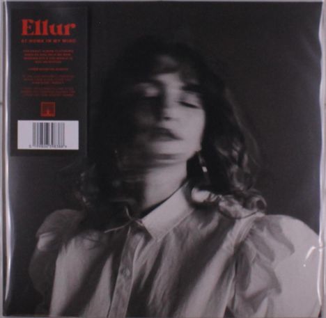 "Ellur", "At Home in My Mind" in Rot. Schwarz-weißes Porträt einer Frau mit welligem Haar in Bluse.