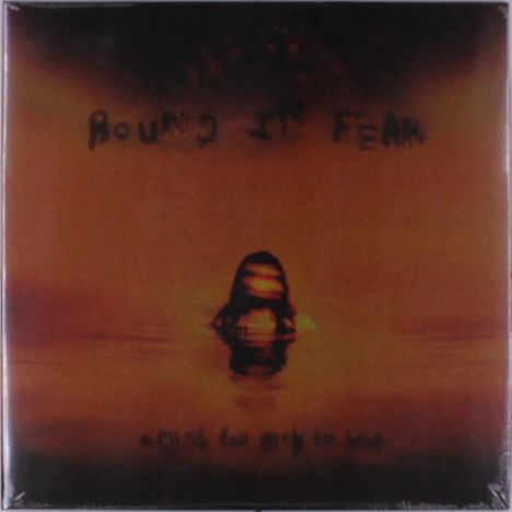 "Bound in Fear" und "a mind too sick to heal." Eine unheimliche Figur taucht aus dunklem Wasser auf, in orange-braunen Tönen.