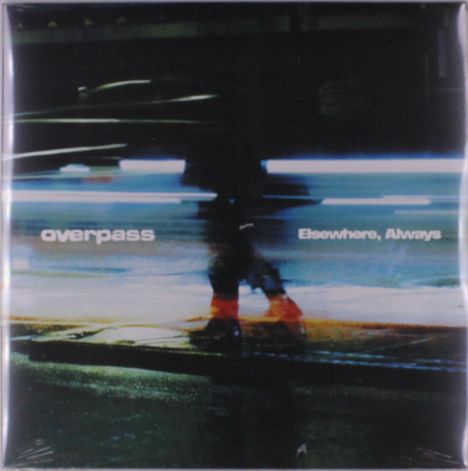 Texte: "overpass", "Elsewhere, Always". Verschwommene Figur bei Nacht, erhellt durch Lichter, spiegelt sich auf nasser Straße.