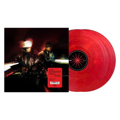 "NAS + DJ PREMIER LIGHT YEARS. RED SUNSET VARIANT." Zwei Musiker an einem DJ-Pult, eine rote Schallplatte daneben.