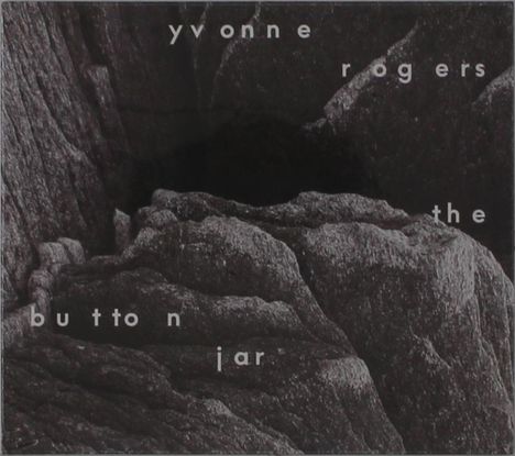 Texte: "yvonne rogers the button jar". Schwarz-weiß Foto von Felsen mit tiefen Schatten und Text darauf.