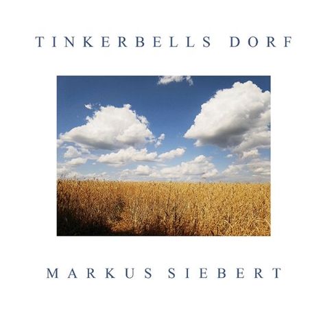 "Tinkerbells Dorf" und "Markus Siebert" sind groß geschrieben. Ein weites Feld unter blauem Himmel mit weißen Wolken.