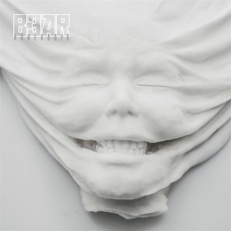 Text "B3AR PAREIDOLIA". Weiße, verzerrte, lächelnde Gesichtsskulptur mit geschlossenen Augen und sichtbaren Zähnen.